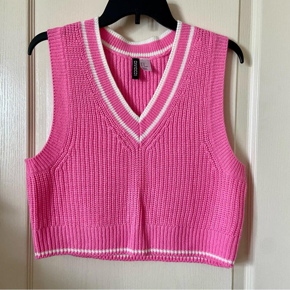 ⭐️NWOT Divided by H&M Pink V-Neck Sweater Vest⭐️